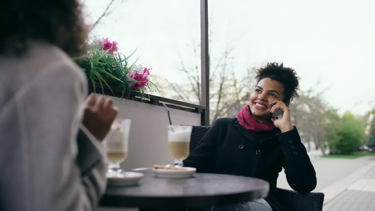 Disquette Tinder : un téléphone posé sur une table de café, deux tasses et une conversation qui vient de commencer