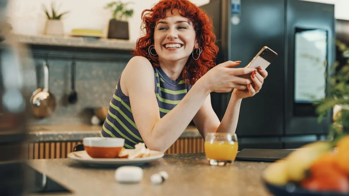 'Faire rire une fille par sms : comprendre et agir'